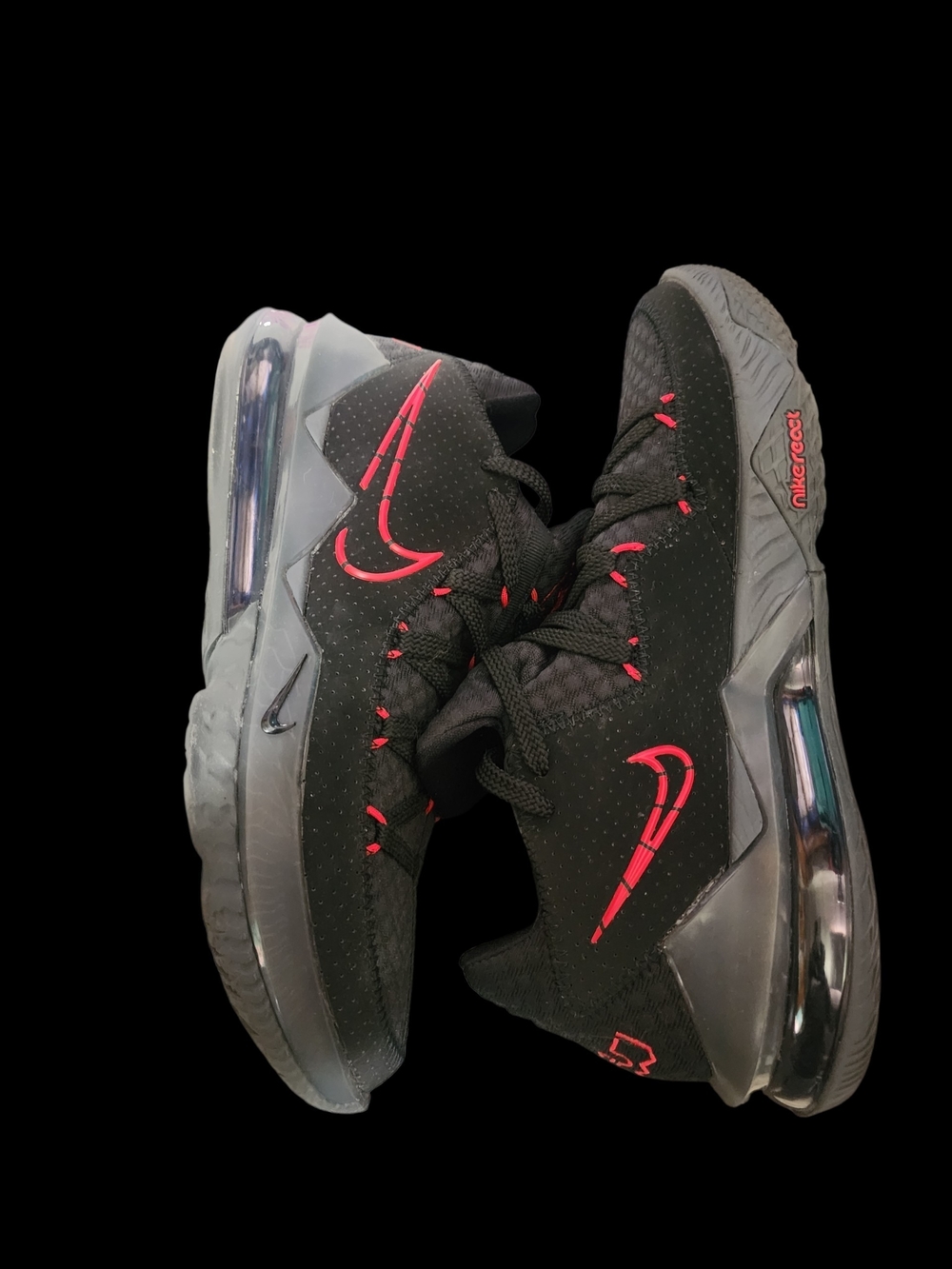 Nike LeBron 17 Low 'Bred' basketball sneaker